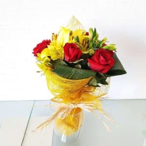 Bouquet De Rosas, Coroa Imperial E Astromélias