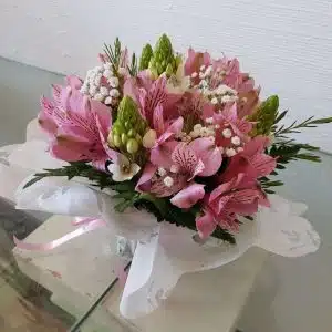 Centro De Astromélias Em Tons Rosa E Beijinhos De Mãe