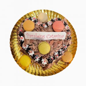 Bolo Coraçao Com Macarons E Raspas