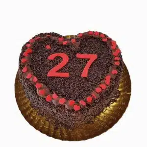 Bolo De 27 Anos Brigadeiro Em Coração Vista De Frente