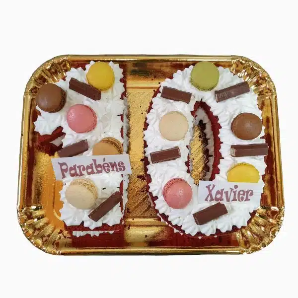 Bolo 10 Anos Com Macarons E Kitkat