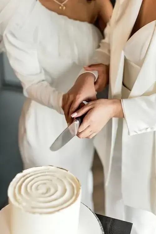 Viktoria Bolos: Bolo de aniversário simples, decorado com glace real.