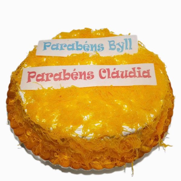 Bolo De Parabéns Para Dois Coberto Com Fios De Ovos Para Festa De Aniversário