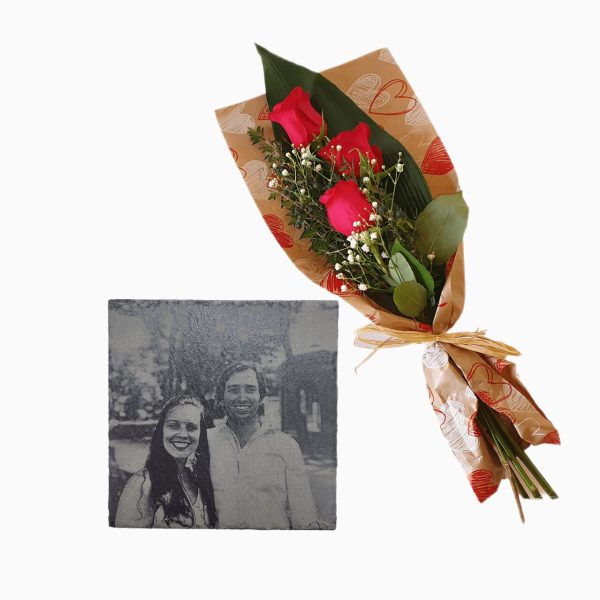 Fotografia Gravada Em Pedra E Ramo De Rosas