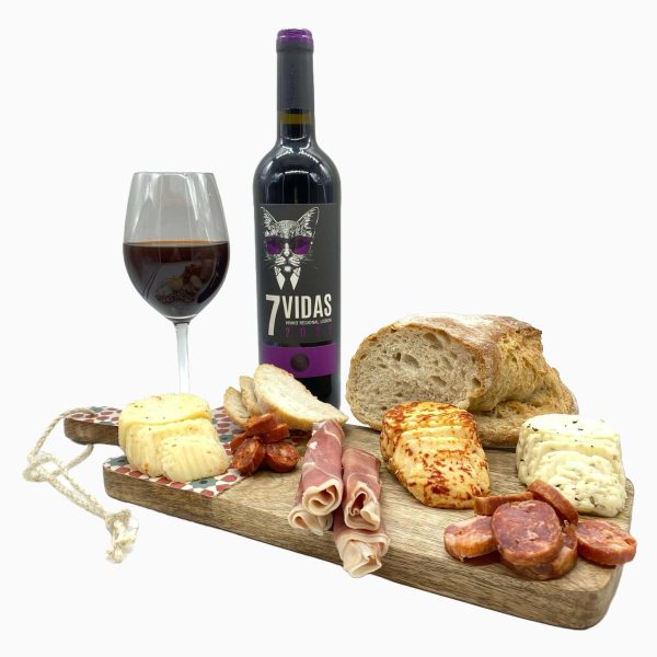 Tábua De Queijos E Enchidos Com Pão E Vinho